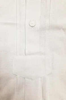 Riegerl vom Zeitlosen Pfoad-Hemd der Firma Gloriette. Stehkragen, 4 Biesen, Wäscheknöpe, 100% Baumwolle