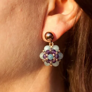 Cariños-Ohrstecker, Modell „Sisi träumt“, mit Aquamarin und Amethyst, handgeknüpft